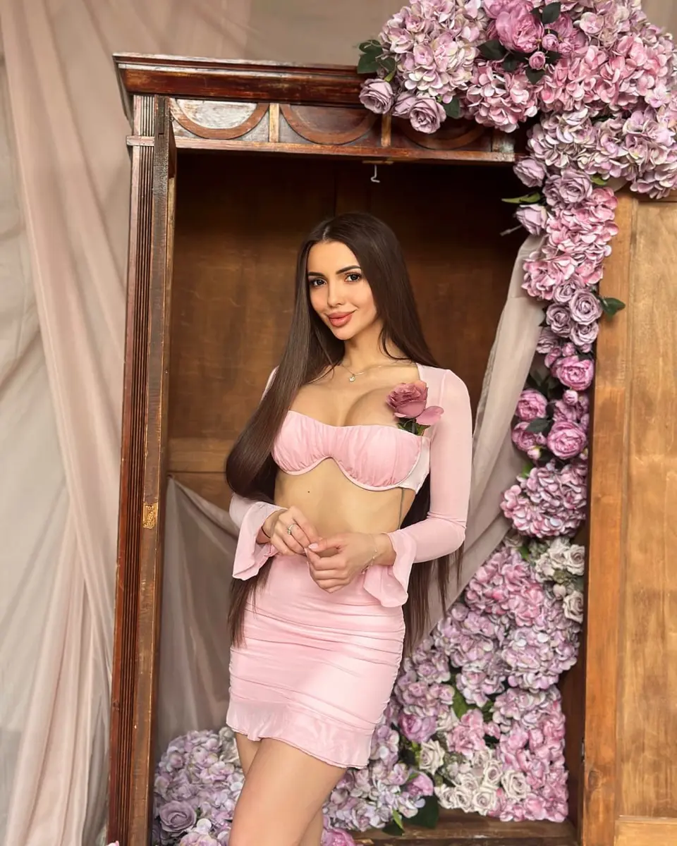 Mona escort in Dubai