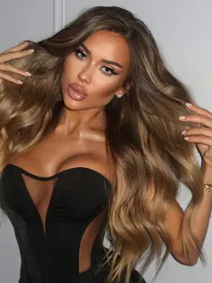 Sarona escort in Dubai